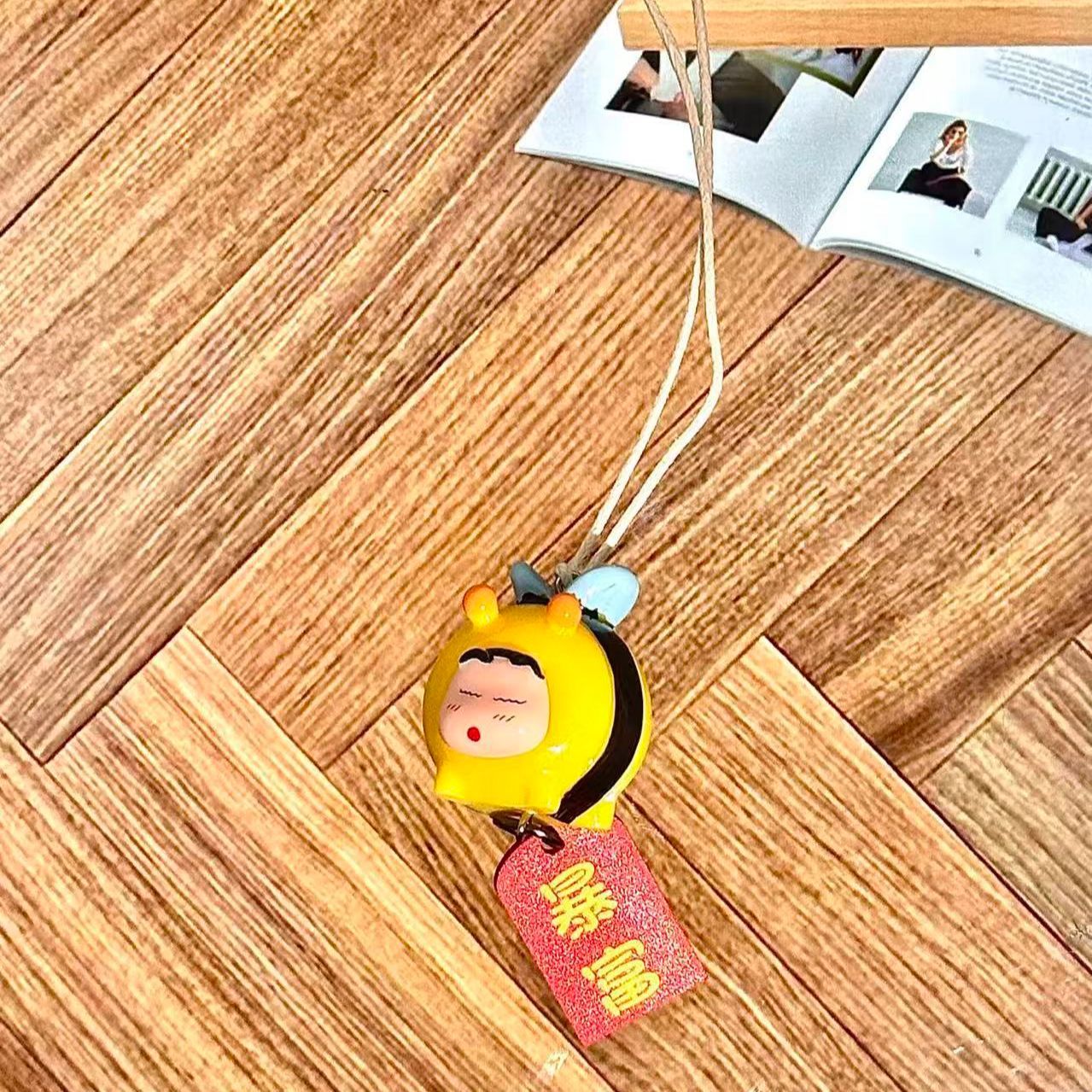 クレヨンしんちゃん ハチのコスプレフィギュア 車用吊り下げペ - Car Accessories Inside のレビューと価格