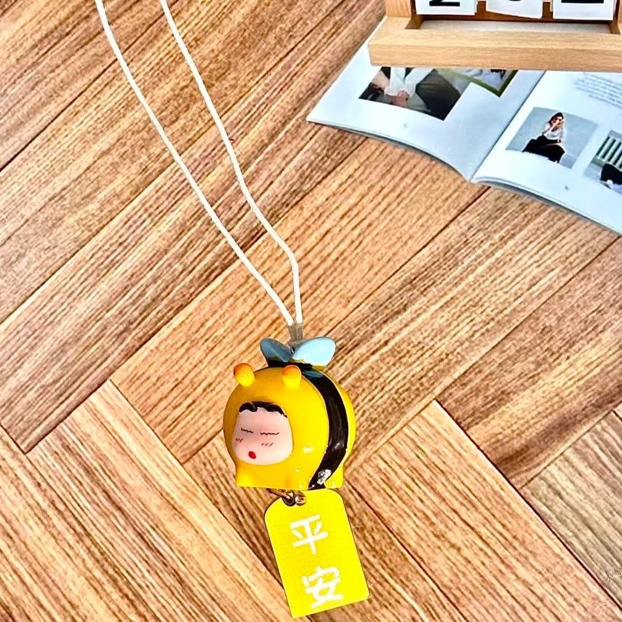 クレヨンしんちゃん ハチのコスプレフィギュア 車用吊り下げペ - Car Accessories Inside のレビューと価格